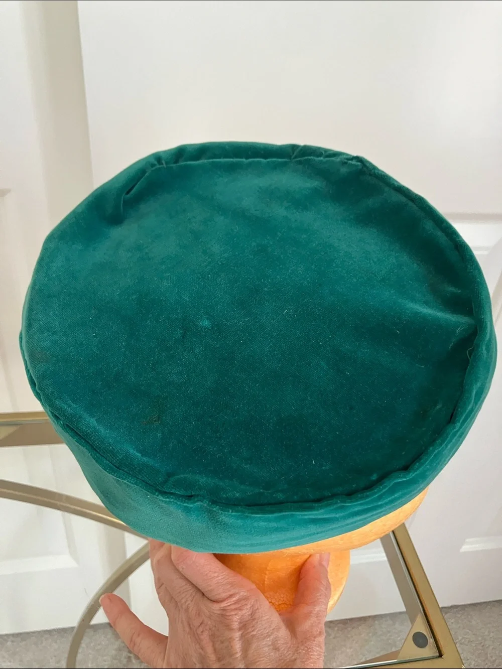Vintage Emerald Green Velvet Pillbox Hat with Pearl Accent